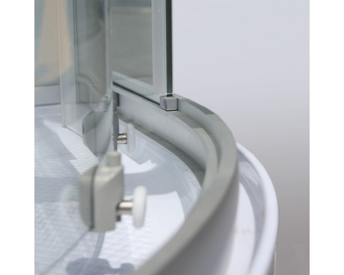 Detail einer Duschkabine mit Glasscheiben und Schiebetürsystem