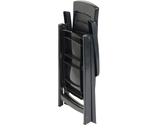 Zusammengeklappter Gartenstuhl aus Kunststoff