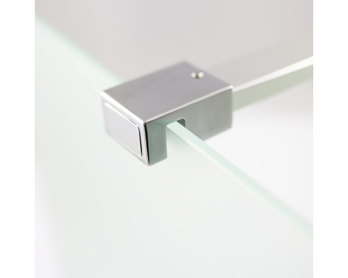 Detailaufnahme einer Glasablage mit verchromter Halterung