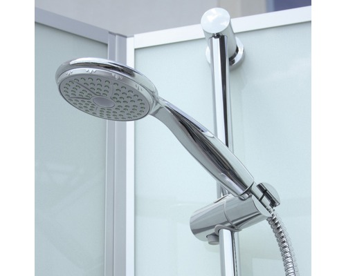 Handbrause mit Brauseschlauch und Halterung im Badezimmer