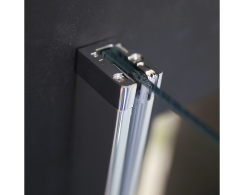 Detail einer Duschkabine mit Glas und Befestigung