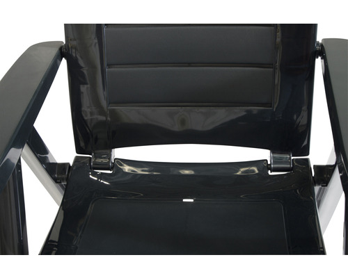 Detailansicht eines schwarzen Gartenstuhls aus Kunststoff