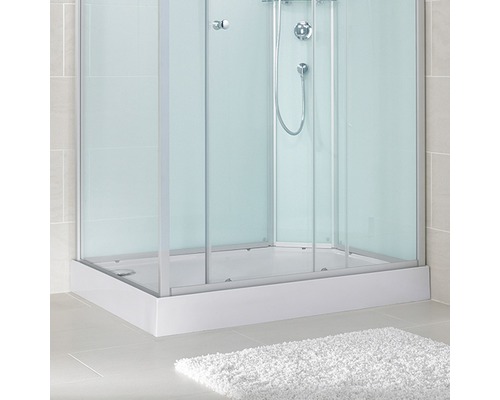 Eckdusche mit Duschwanne und Handbrause im Badezimmer