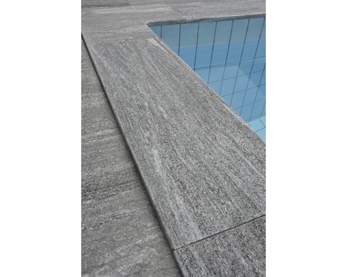 Nahaufnahme von grauen Poolumrandungssteinen