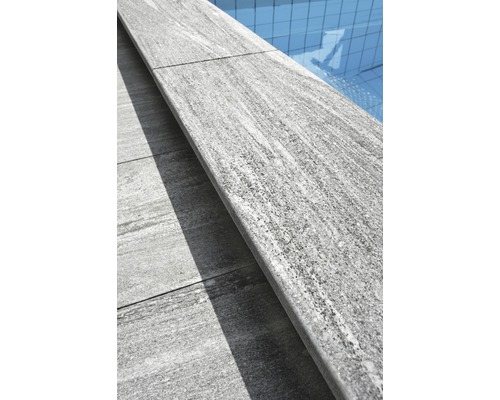 Detailaufnahme von Poolumrandungssteinen aus Stein