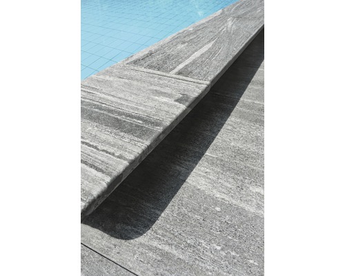 Poolumrandung aus Naturstein mit Becken