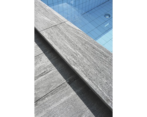 Nahaufnahme von Beckenrandsteinen aus Stein an einem Pool