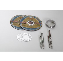 Zwei Trennscheiben, ein Metallring, Gewindebohrer und Spiralbohrer auf einem hellen Untergrund