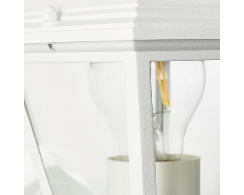 Detailaufnahme einer weißen Außenleuchte mit Glühbirne