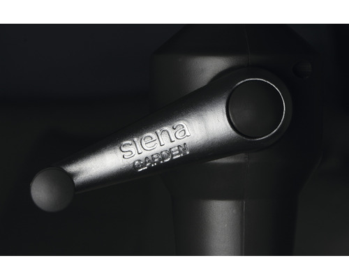 Detailaufnahme des Siena Garden Logos auf einem Gartenmöbel.