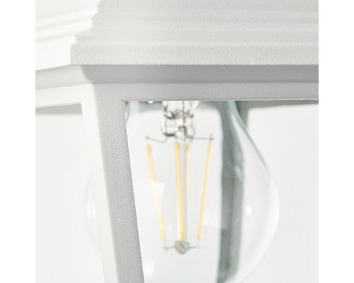 Detailaufnahme einer weißen Außenleuchte mit Glühbirne