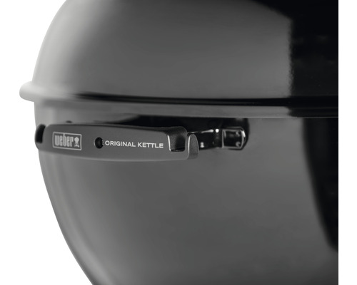 Detailansicht eines Weber Kugelgrills mit Deckel und Griff