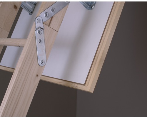 Detailansicht einer ausklappbaren Bodentreppe mit Holzrahmen und Metallbeschlägen