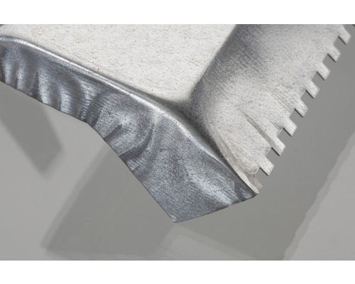 Detailansicht eines Metallwinkels mit gezackter Kante