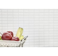Dekorative Wandfliesen im Küchenbereich mit Obstkorb.