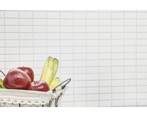 Dekorative Wandfliesen im Küchenbereich mit Obstkorb.