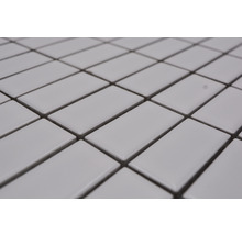 Rechteckige Mosaikfliesen aus Keramik im Detail