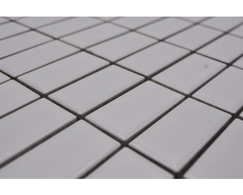 Rechteckige Mosaikfliesen aus Keramik im Detail