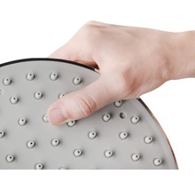 Brausekopf mit Antikalkfunktion und Hand