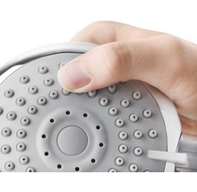 Hand betätigt Duschkopf mit verschiedenen Strahlarten.