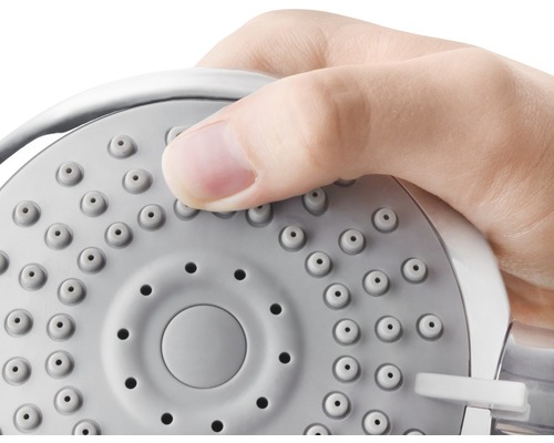 Hand betätigt Duschkopf mit verschiedenen Strahlarten.