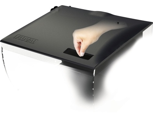 Fluval Aquariumabdeckung mit Hand, die eine Öffnung nutzt