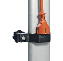 Detailaufnahme einer Lampenbefestigung mit Kabelklemme an einem Lampenmast.