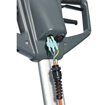 Detailaufnahme einer elektrischen Verbindung mit Kabel und Steckverbindern