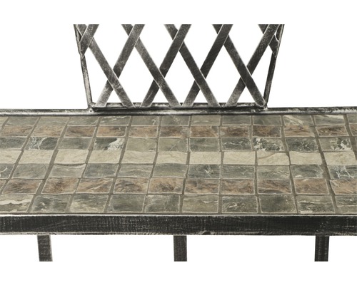 Detailansicht eines Gartentisches mit Mosaikfliesenoberfläche und dekorativem Gitteraufsatz