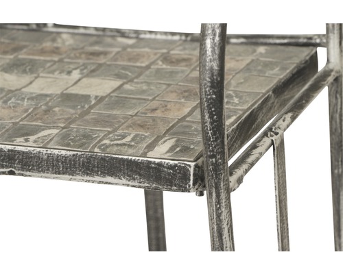 Detailansicht eines silberfarbenen Gartenregals mit Mosaikfliesen.