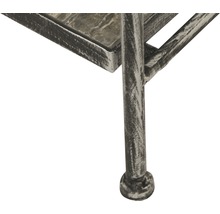 Detailansicht eines Beistelltischfußes aus Metall mit Steinplatte.