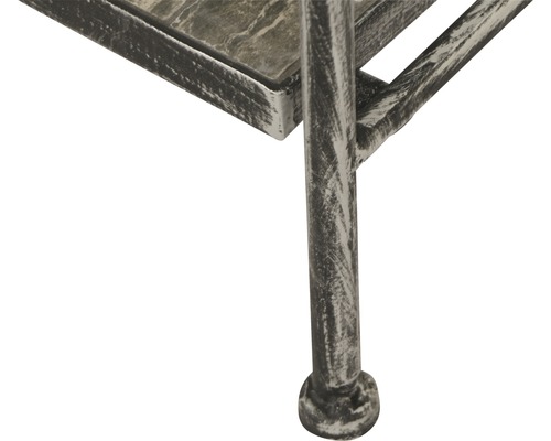 Detailansicht eines Beistelltischfußes aus Metall mit Steinplatte.