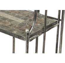 Detailansicht eines Regals mit Fliesenablage