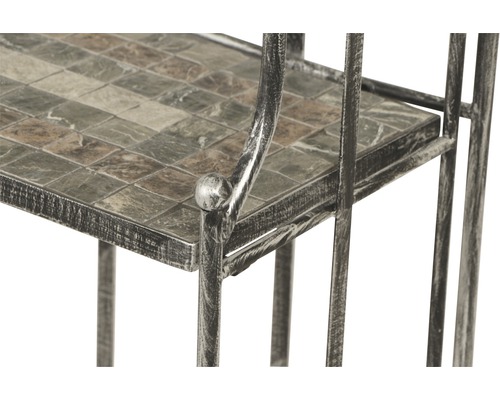 Detailansicht eines Regals mit Fliesenablage