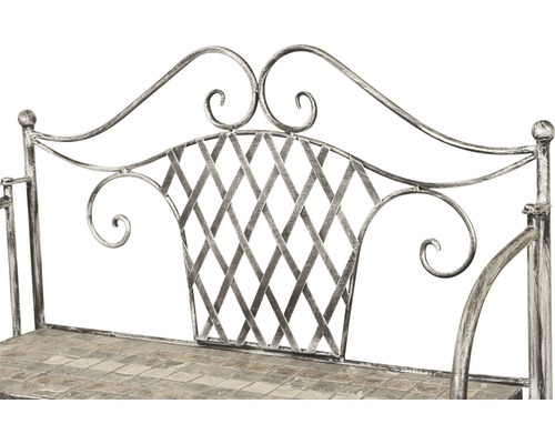 Detailansicht einer Gartenbank mit Metallgestell und Mosaiksitzfläche.