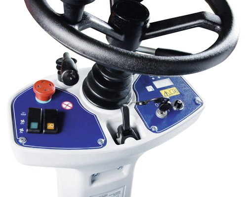 Detailaufnahme der Bedienelemente einer Reinigungsmaschine mit Lenkrad, Schaltern und Schlüsselschalter.