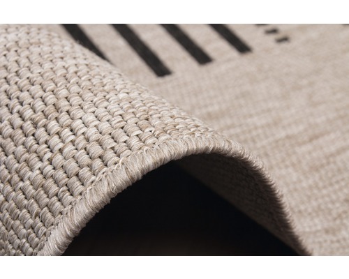 Detailaufnahme eines beigen Teppichs mit Streifenmuster