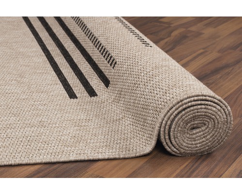 Gerollter Teppich mit Streifenmuster