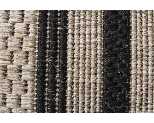 Detailaufnahme eines Teppichs mit Streifenmuster