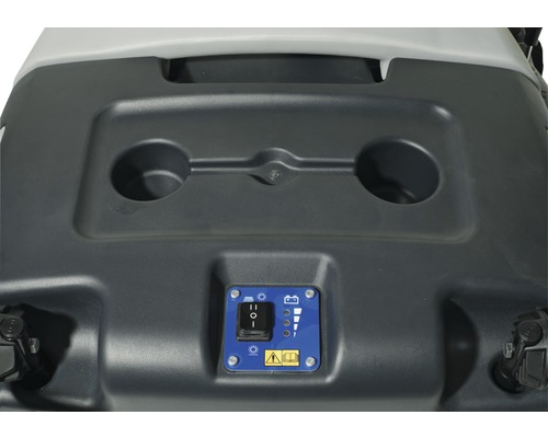 Detailansicht einer Reinigungsmaschine mit Bedienelementen und Getränkehaltern