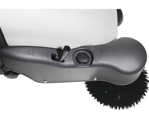 Detailansicht einer Kehrmaschine mit Bedienungselementen und Bürste