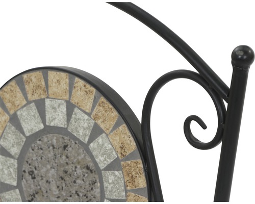 Detailansicht eines Mosaiktisches mit Metallgestell