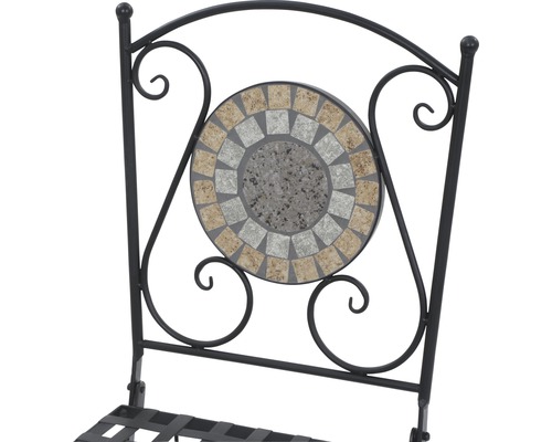 Detailansicht eines Gartenstuhls mit Mosaikverzierung in der Rückenlehne und schwarzem Metallgestell