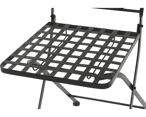 Detailansicht eines schwarzen Gartenstuhls mit Sitzfläche aus Metallbändern