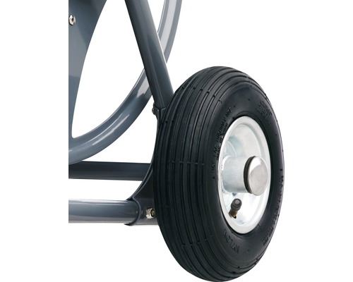 Rad eines Gartenschlauchtrommelwagens