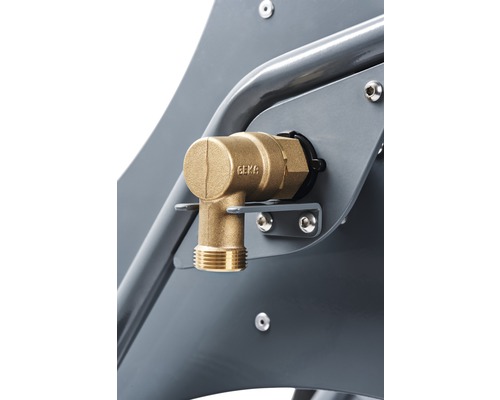 Detailansicht eines Messing-Wasseranschlusses an einem Gartenschlauchaufroller