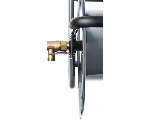 Detailansicht einer Schlauchtrommel mit Messinganschluss