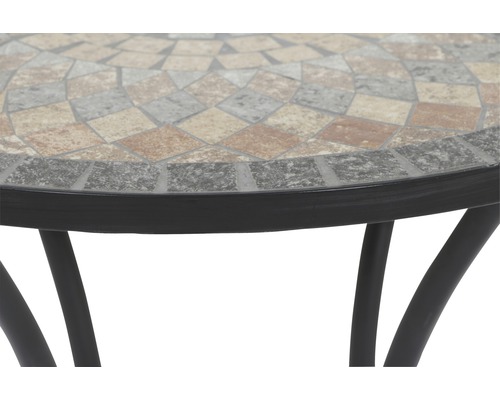 Detailansicht eines Gartentisches mit Mosaikplatte und Metallgestell