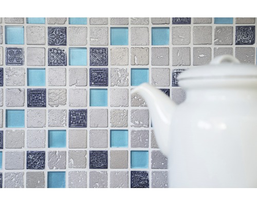 Mosaikfliesen mit Ornamenten und Glasakzenten im Hintergrund