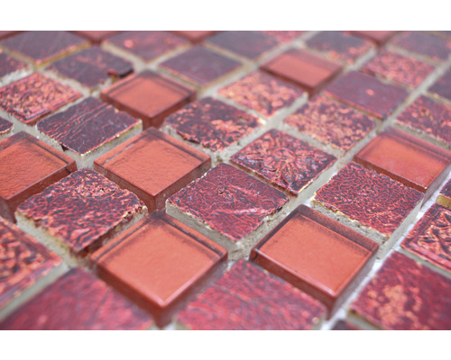 Nahaufnahme von roten Glasmosaikfliesen für Wand und Boden